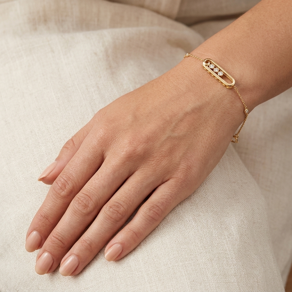 Bracelet Chaîne Or Jaune - Plaque Ovale Sertie, Pierres Mobiles — présenté sur mannequin