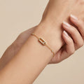 Bracelet chaîne en or jaune 18k plaque ovale sertie, pierres mobiles - bijou porté par une mannequin