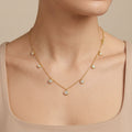 Collier fin en or jaune 18k pampilles serties de pierres - bijou porté par une mannequin