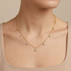 Collier fin en or jaune 18k pampilles serties de pierres - bijou porté par une mannequin