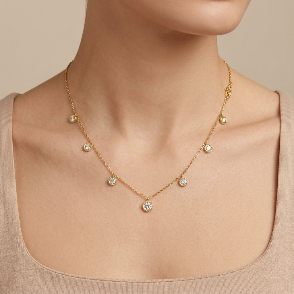 Collier fin en or jaune 18k pampilles serties de pierres - bijou porté par une mannequin