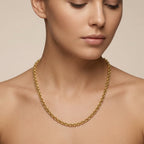 Chaîne maille forçat ronde en or jaune 18k - bijou porté par une mannequin