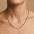 Chaîne maille forçat ronde en or jaune 18k - bijou porté par une mannequin