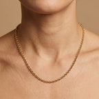 Chaîne maille forçat ronde en or jaune 18k - bijou porté par une mannequin