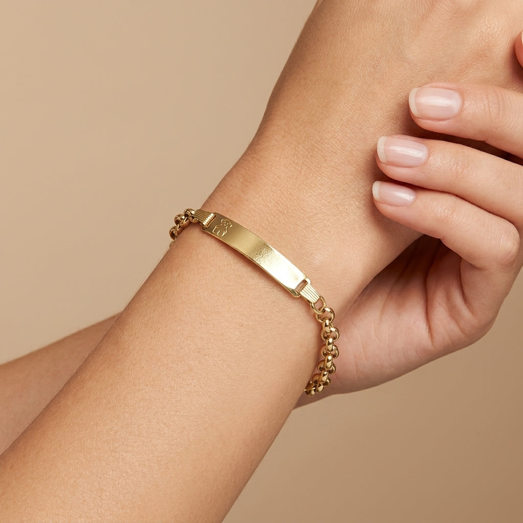 Bracelet gourmette bébé en or jaune 18k plaque à graver - bijou porté par une mannequin