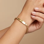 Bracelet gourmette bébé en or jaune 18k plaque à graver - bijou porté par une mannequin