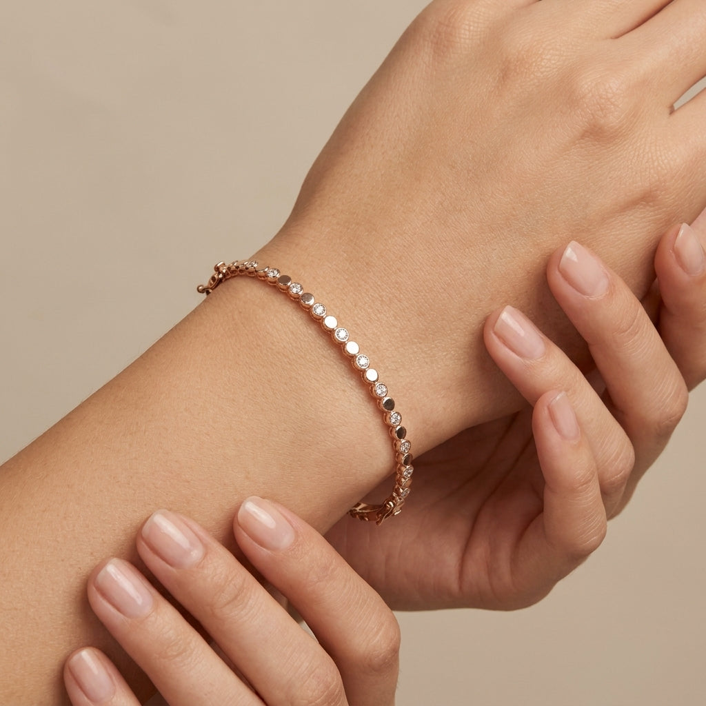 Bracelet jonc fin en or rose 18k serti de pierres multicolores - bijou porté par une mannequin