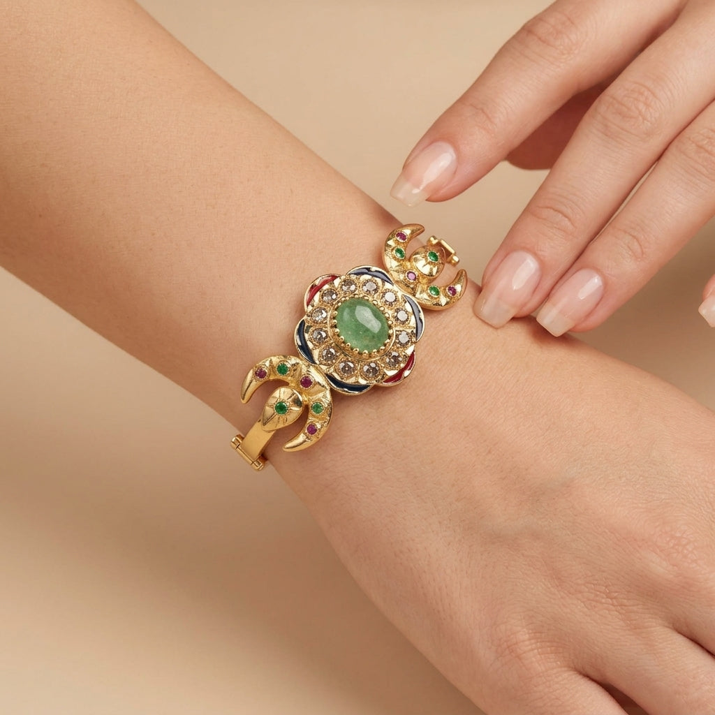 Bracelet jonc beldi en or jaune 18k rosace sertie de pierres multicolores, pierre verte - bijou porté par une mannequin