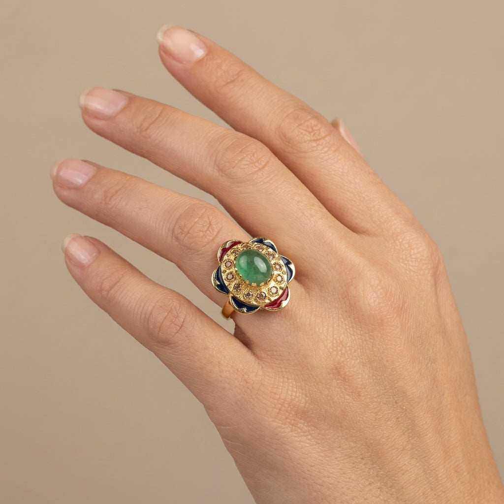 Bague beldi rosace en or jaune 18k pierre verte cabochon, émail multicolore - bijou porté par une mannequin