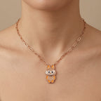 Collier maillons en or rose 18k pendentif lapin émaillé orange - bijou porté par une mannequin