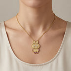 Collier en or jaune 18k pendentif lapin serti de pierres - bijou porté par une mannequin