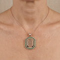 Pendentif octogonal en or rose 18k gravé d'une sourate, entourage pierres vertes et blanches - bijou porté par une mannequin