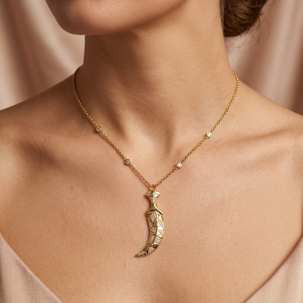 Collier en or jaune 18k pendentif croissant de lune ajouré serti - bijou porté par une mannequin