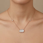 Collier en or rose 18k pendentif nuage en nacre serti - bijou porté par une mannequin
