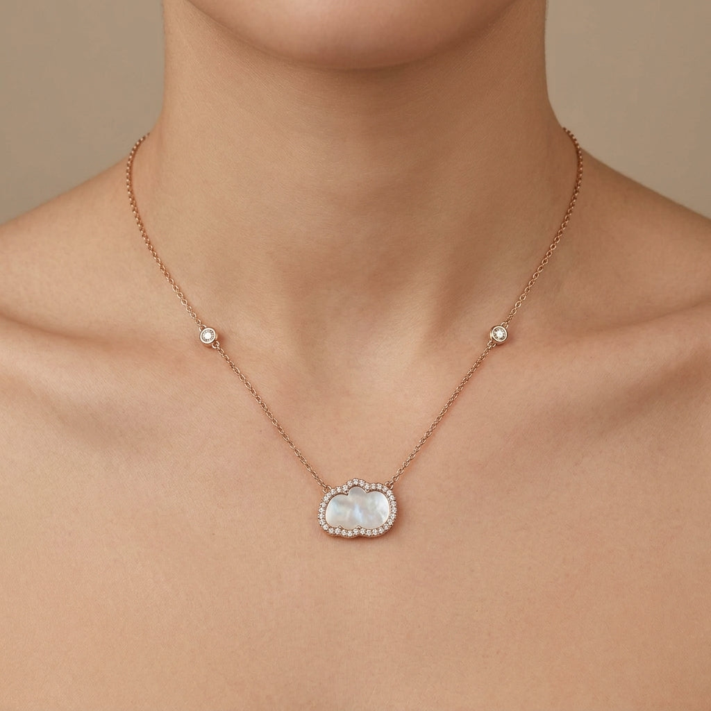Collier en or rose 18k pendentif nuage en nacre serti - bijou porté par une mannequin