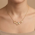 Collier en or jaune 18k pendentif nid d'abeille serti de pierres - bijou porté par une mannequin