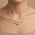 Collier en or jaune 18k pendentif nid d'abeille serti de pierres - bijou porté par une mannequin