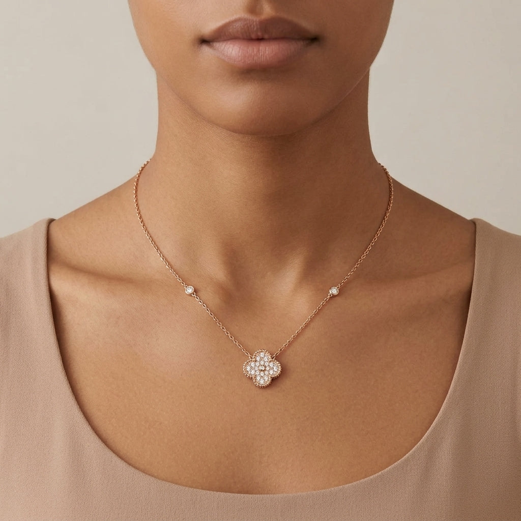 Collier en or rose 18k pendentif trèfle pavé de pierres - bijou porté par une mannequin
