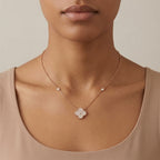 Collier en or rose 18k pendentif trèfle pavé de pierres - bijou porté par une mannequin