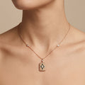 Collier en or rose 18k pendentif plaque motif berbère serti, pierre verte - bijou porté par une mannequin