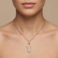 Collier en or rose 18k pendentif symbole amazigh serti de pierres - bijou porté par une mannequin