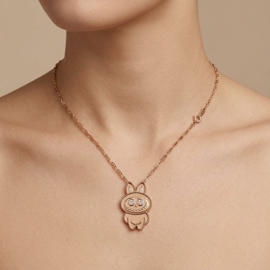 Collier maillons en or rose 18k pendentif lapin serti de pierres - bijou porté par une mannequin