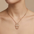 Collier maillons en or rose 18k pendentif lapin serti de pierres - bijou porté par une mannequin