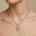 Collier maillons en or rose 18k pendentif lapin serti de pierres - bijou porté par une mannequin