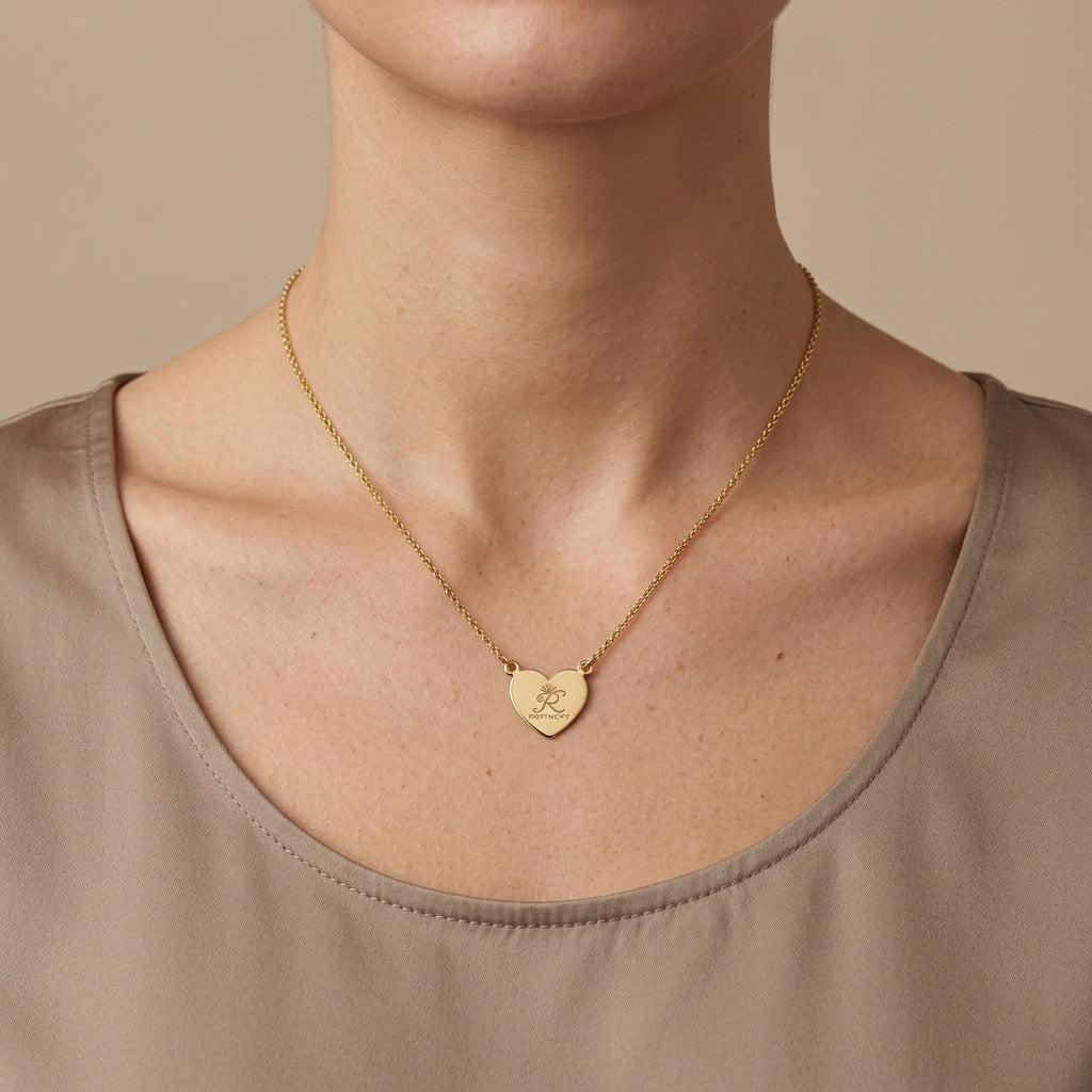 Collier en or jaune 18k pendentif cœur gravé - bijou porté par une mannequin