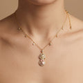 Collier en or jaune 18k pendentif lapin serti de pierres, émail rose, pampilles - bijou porté par une mannequin