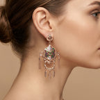 Boucles d'oreilles pendantes beldi ajourées en or rose 18k serties de pierres, franges - bijou porté par une mannequin