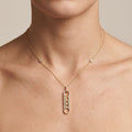 Collier en or jaune 18k pendentif ovale allongé serti, pierres mobiles - bijou porté par une mannequin