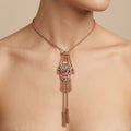 Sautoir beldi en or rose 18k pendentif rosace serti, pompons - bijou porté par une mannequin