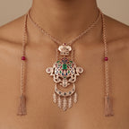 Sautoir beldi en or rose 18k pendentif ajouré serti de pierres rouges et vertes, pompons - bijou porté par une mannequin