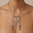 Sautoir beldi en or rose 18k pendentif serti, rosaces et pompons - bijou porté par une mannequin