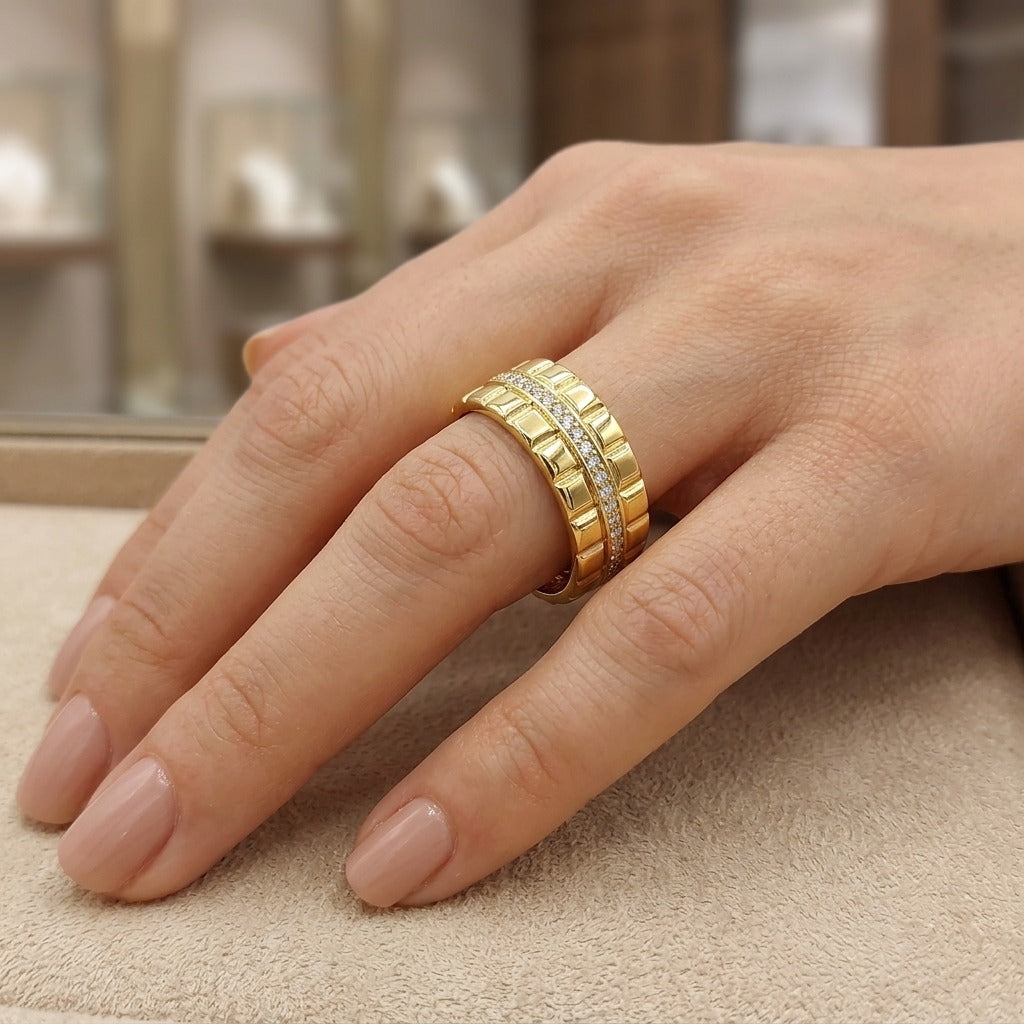 Bague en or jaune 18k double anneau serti de pierres - bijou porté par une mannequin