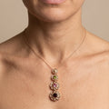 Pendentif beldi quatre rosaces ajourées en or rose 18k serties de pierres de couleur - bijou porté par une mannequin