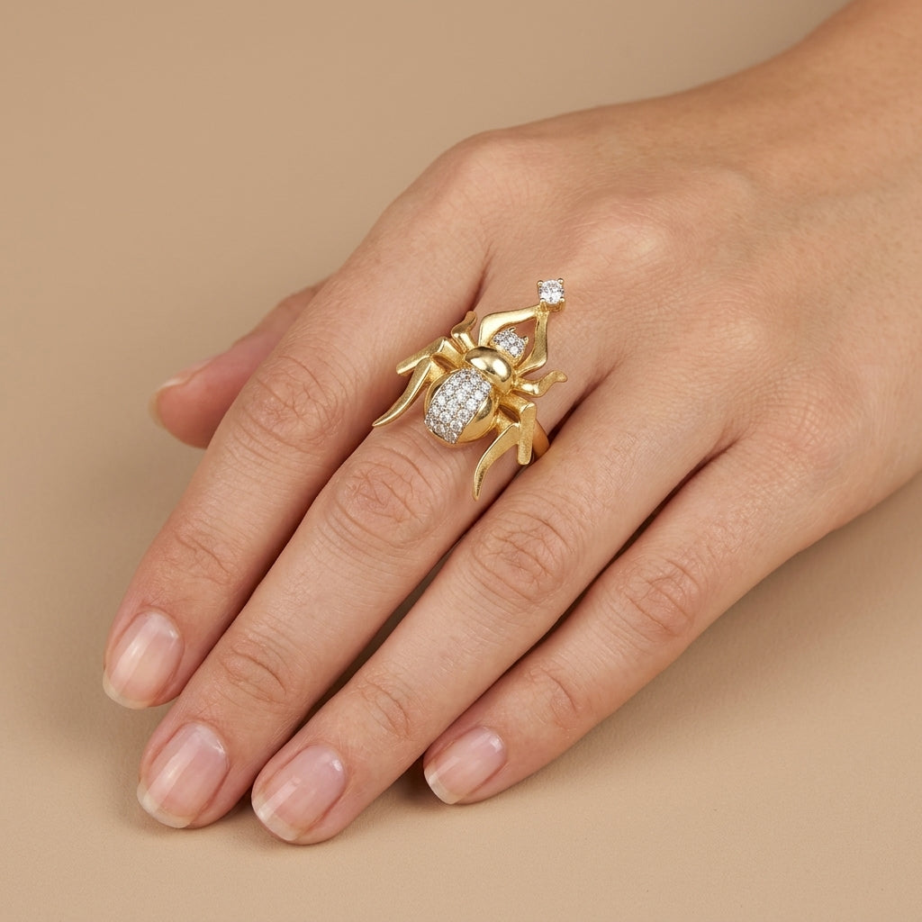 Bague araignée en or jaune 18k sertie de pierres - bijou porté par une mannequin