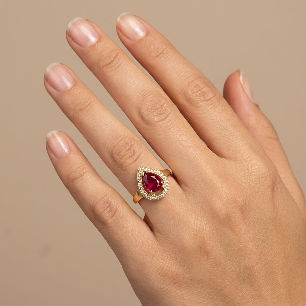 Bague solitaire pierre rouge en or jaune 18k épaulée de pierres - bijou porté par une mannequin