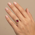 Bague solitaire pierre rouge en or jaune 18k épaulée de pierres - bijou porté par une mannequin