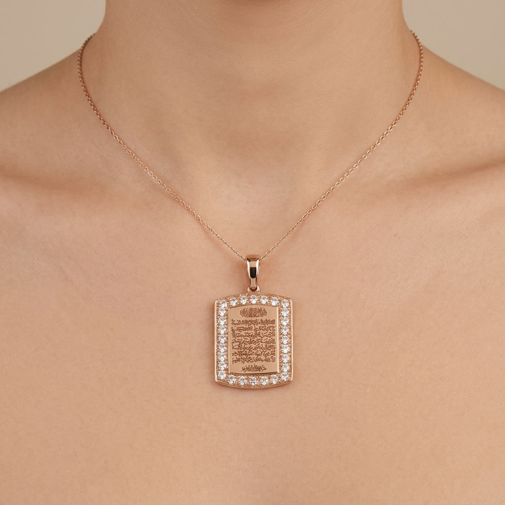 Pendentif plaque en or rose 18k gravée d'une sourate, entourage serti - bijou porté par une mannequin