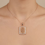 Pendentif plaque en or rose 18k gravée d'une sourate, entourage serti - bijou porté par une mannequin