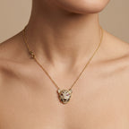 Collier en or jaune 18k pendentif tête de jaguar pavée de pierres - bijou porté par une mannequin