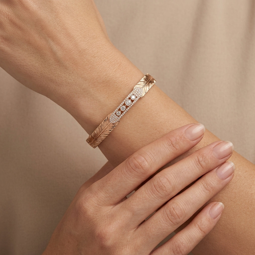 Bracelet jonc en or rose 18k pavé de pierres, motif plumes - bijou porté par une mannequin