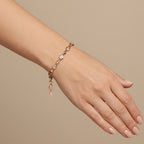 Gourmette maillons ovales en or rose 18k sertis de pierres - bijou porté par une mannequin