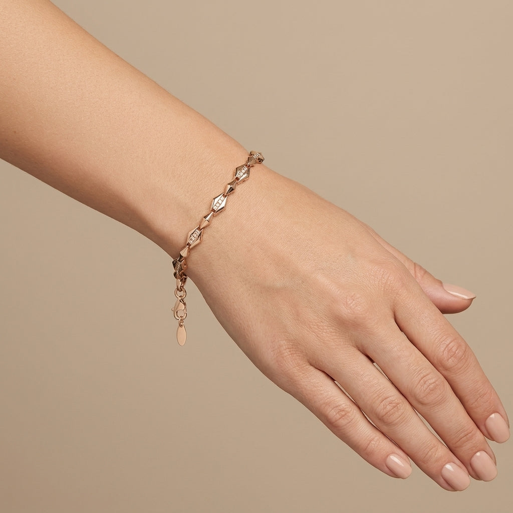 Gourmette maillons ovales en or rose 18k sertis de pierres - bijou porté par une mannequin