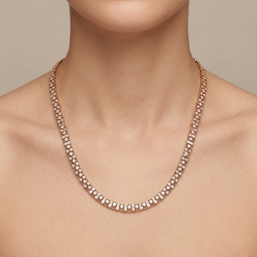 Collier rivière en or rose 18k serti de pierres baguettes - bijou porté par une mannequin