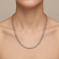 Collier rivière en or rose 18k serti de pierres baguettes - bijou porté par une mannequin