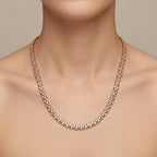Collier rivière en or rose 18k serti de pierres baguettes - bijou porté par une mannequin