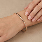Bracelet jonc fin lisse en or rose 18k - bijou porté par une mannequin